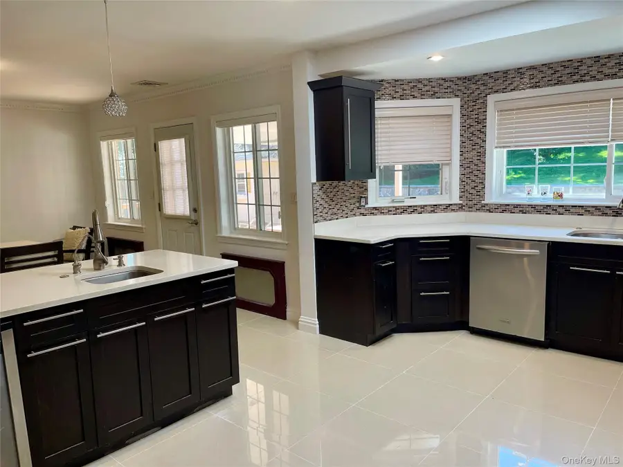 39 Oakdale Road, Roslyn Heights, NY 11577 - Image #2