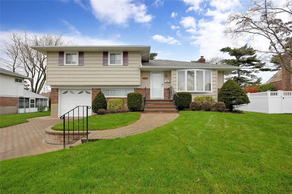 21 Lee Drive, Farmingdale, NY 11735 - Image #1