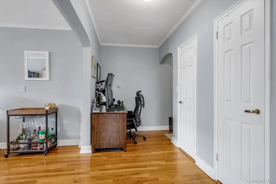 1 Town House Place #Apt 2E, Great Neck, NY 11021 - Image #2