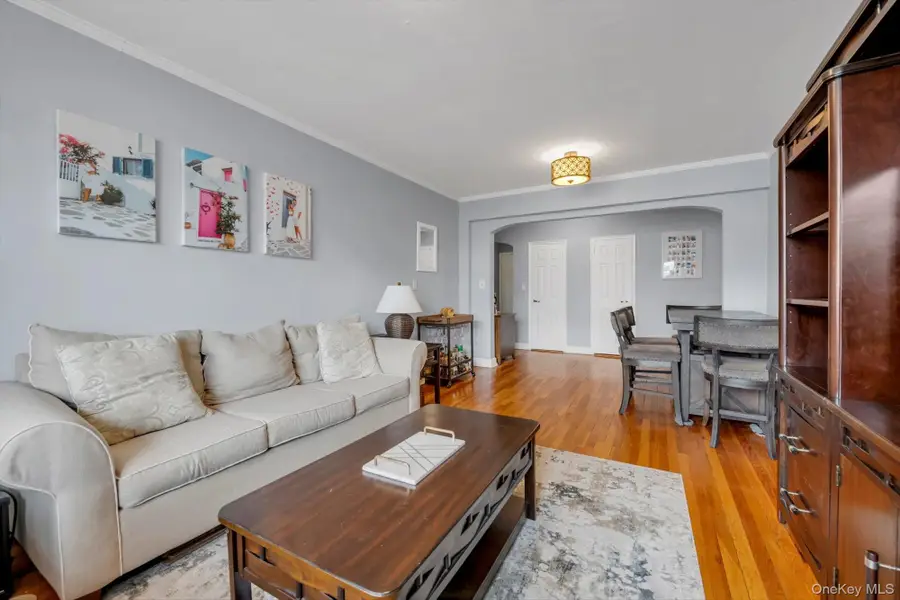 1 Town House Place #Apt 2E, Great Neck, NY 11021 - Image #3