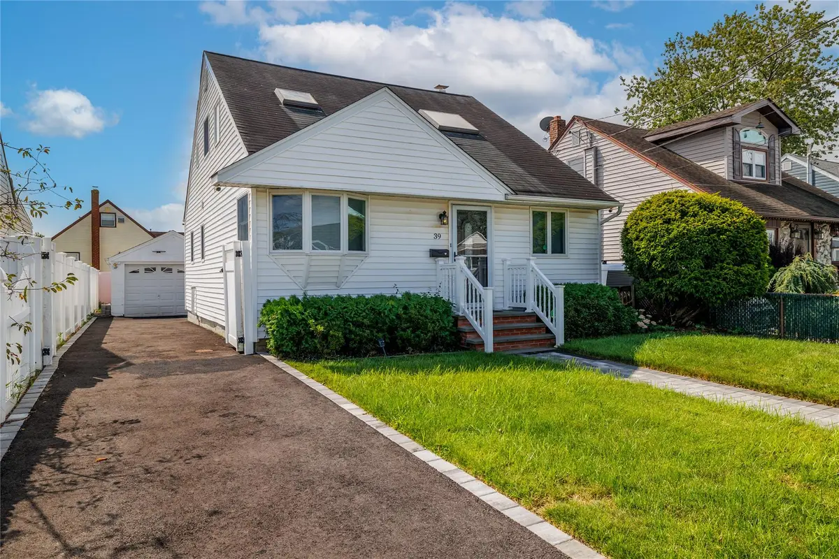 39 E Hollywood Avenue, Lindenhurst, NY 11757 - Image #1