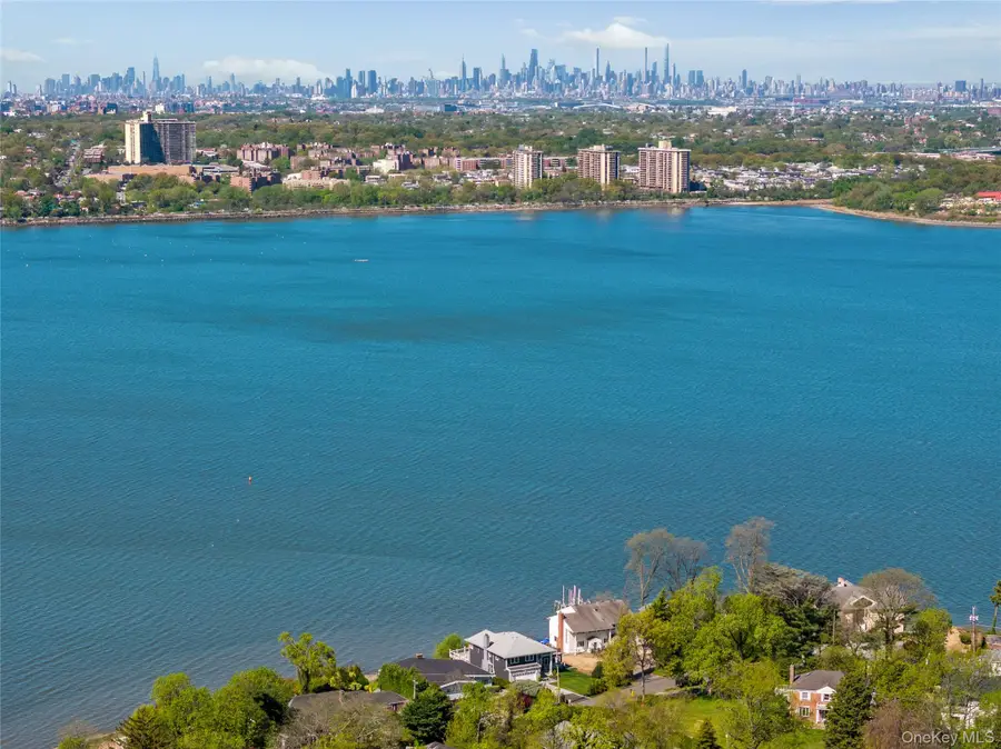 14 Shorecliff Place, Great Neck, NY 11023 - Image #3