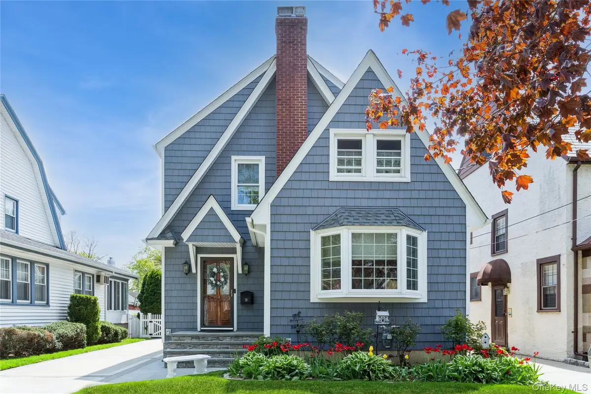 28 Willow Street, Floral Park, NY 11001 - Image #1