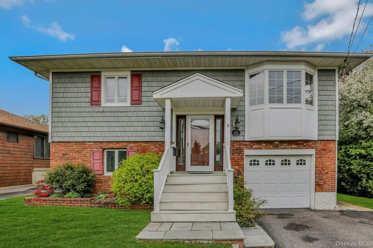 43 Floyd Place, East Norwich, NY 11732 - Image #1