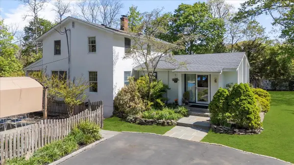 22 Stratford Avenue, Greenlawn, NY 11740