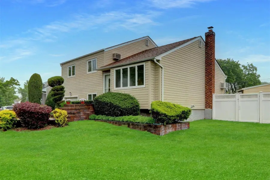 42 Briarwood Lane, Plainview, NY 11803 - Image #2