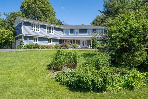 1 Anvil Court, Dix Hills, NY 11746