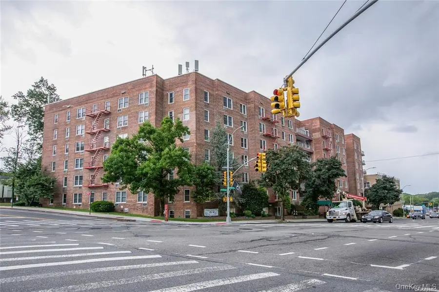 241-20 Northern Blvd #5E, Little Neck, NY 11362 - Image #2