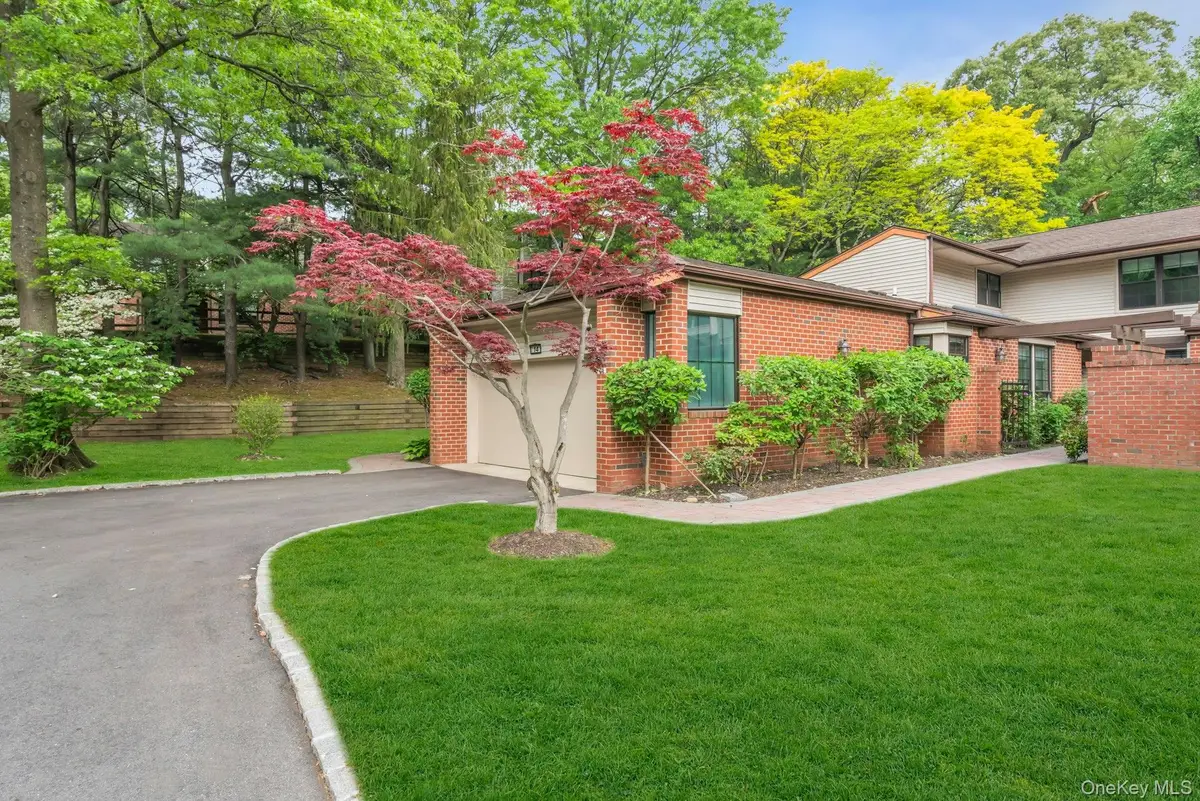 14 Nightingale Court, Manhasset, NY 11030 - Image #1