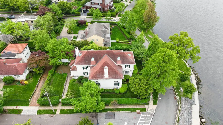 10-08 Shore Road, Douglaston, NY 11363 - Image #3