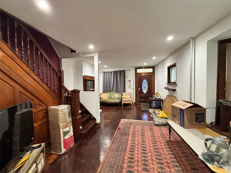 556 Van Cortlandt Park Avenue, Yonkers, NY 10705 - Image #2