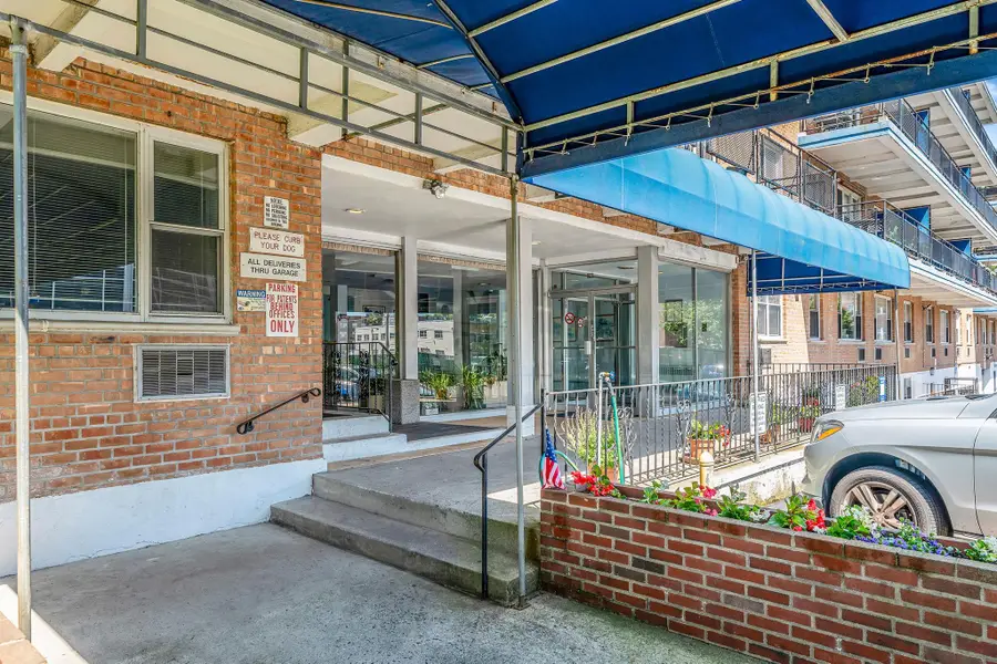 190 W Merrick Road #4E, Freeport, NY 11520 - Image #2