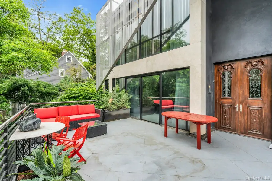 112 Scudders Lane, Glenwood Landing, NY 11547 - Image #3