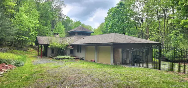 66 Hillside Road, Barryville, NY 12719