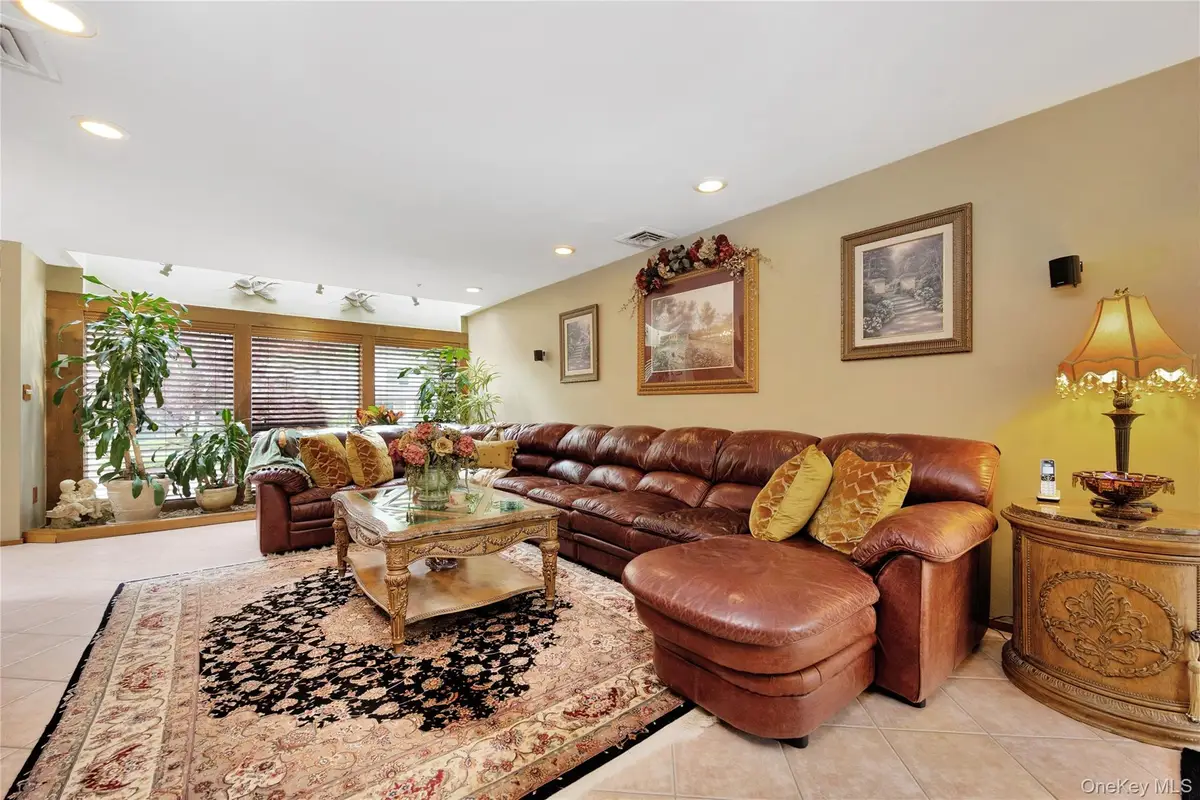 5 Oak Brook Lane, North Merrick, NY 11566 - Image #1