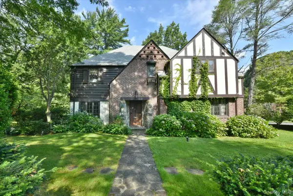 1 Linford Road, Great Neck, NY 11021