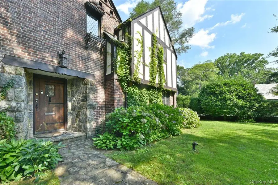 1 Linford Road, Great Neck, NY 11021 - Image #2