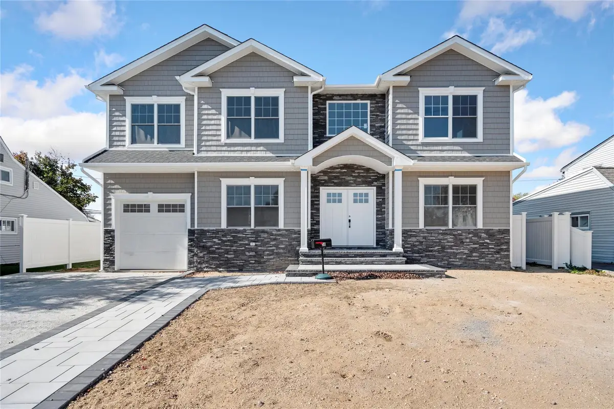 134 Southwood Circle, Syosset, NY 11791 - Image #1