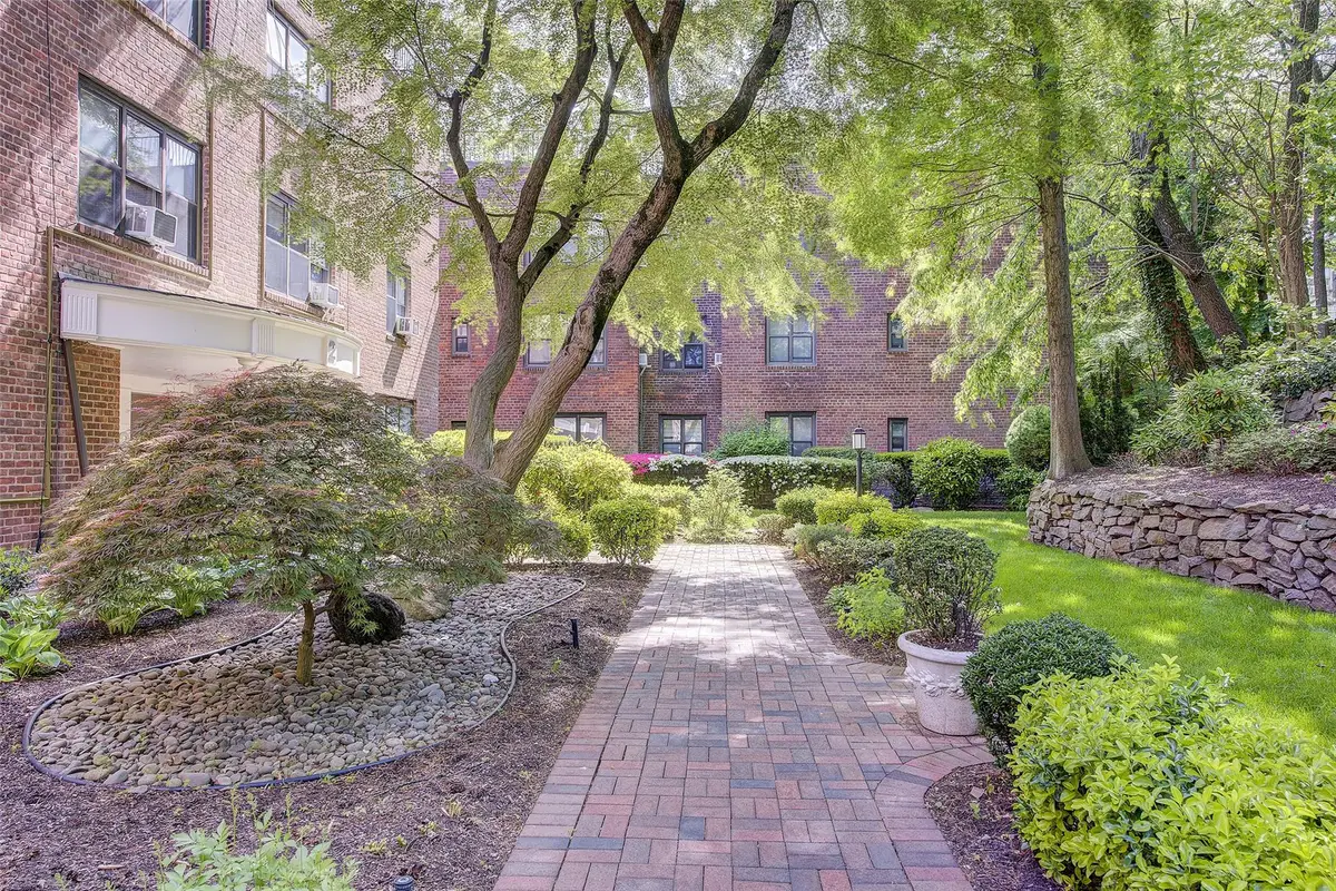 2 Town House Place #2-H, Great Neck, NY 11021 - Image #1