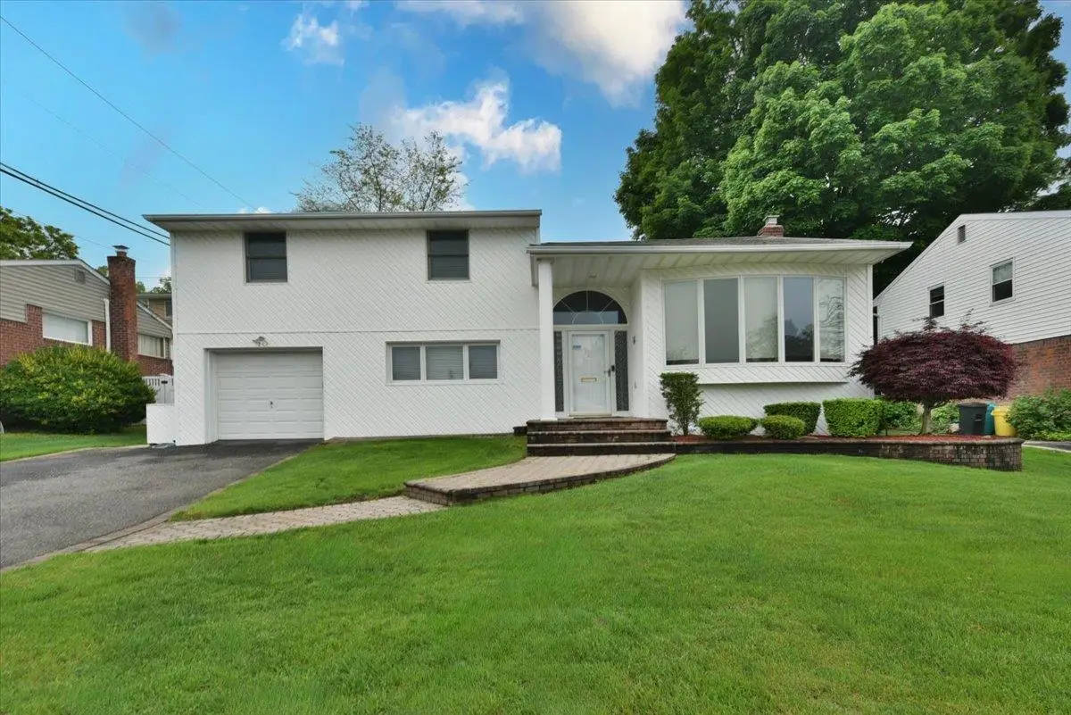 10 Linda Lane, Plainview, NY 11803 - Image #1