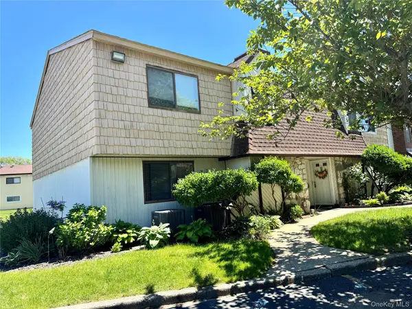 71 Pointe Circle S #71, Coram, NY 11727