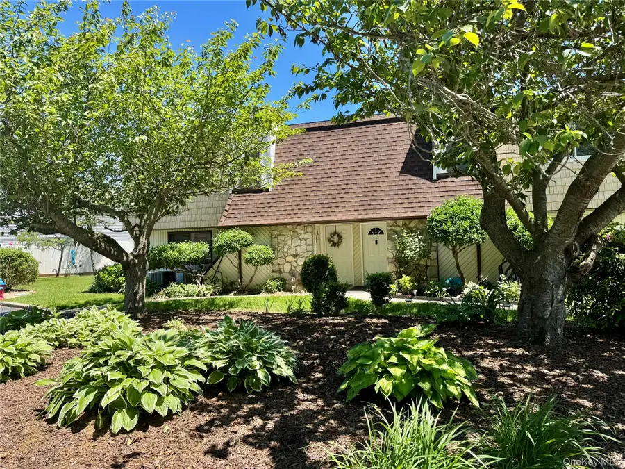 71 Pointe Circle S #71, Coram, NY 11727 - Image #2