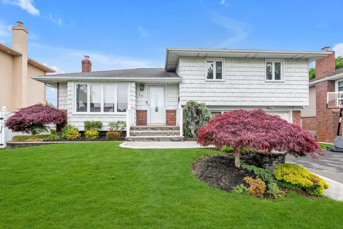 19 Alan Court, Plainview, NY 11803 - Image #1