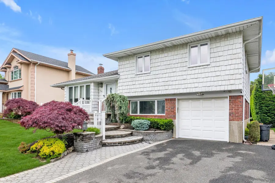 19 Alan Court, Plainview, NY 11803 - Image #2