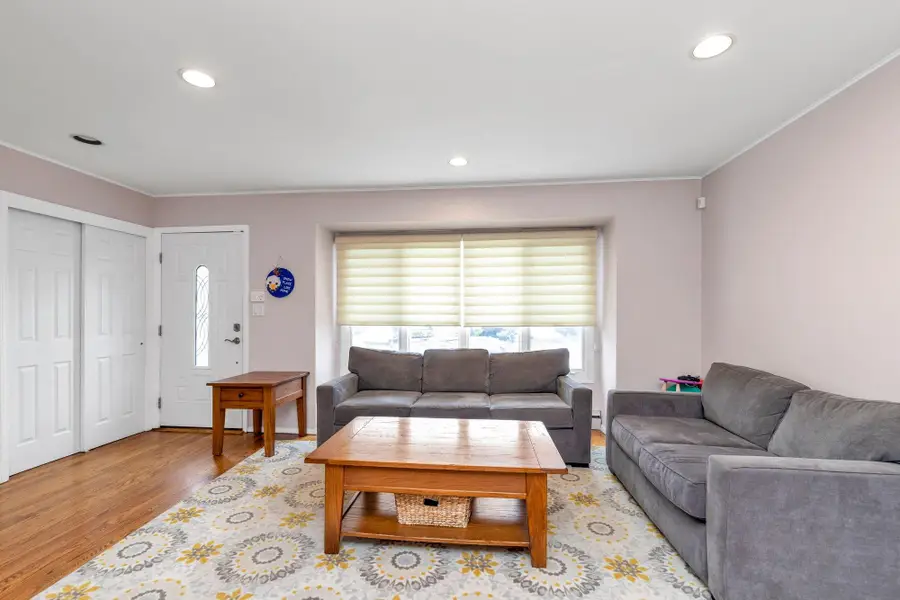 19 Alan Court, Plainview, NY 11803 - Image #3