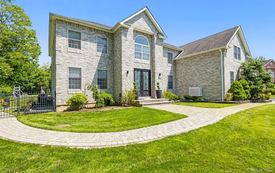 16 Home Court, Huntington, NY 11743 - Image #3