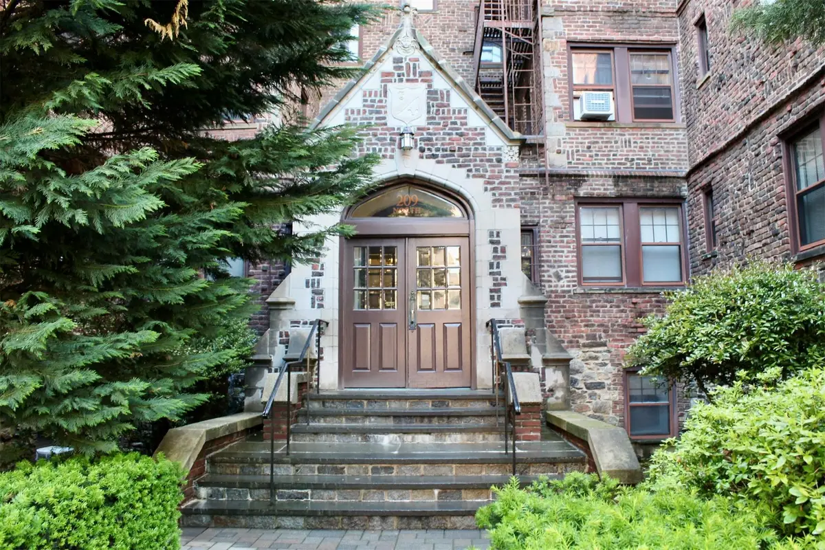 209 Garth Road #1K, Scarsdale, NY 10583 - Image #1