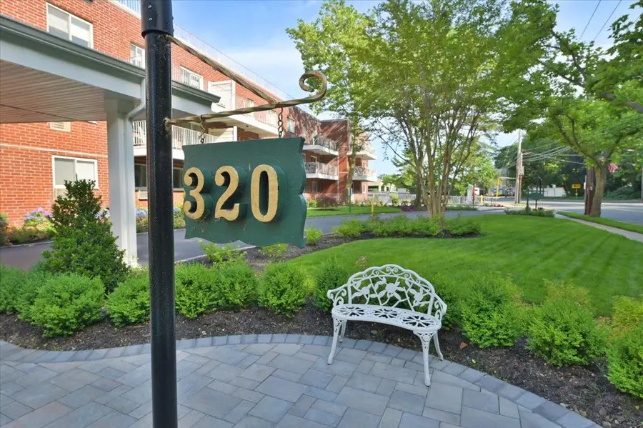 320 E Shore Road #10C, Great Neck, NY 11023 - Image #2