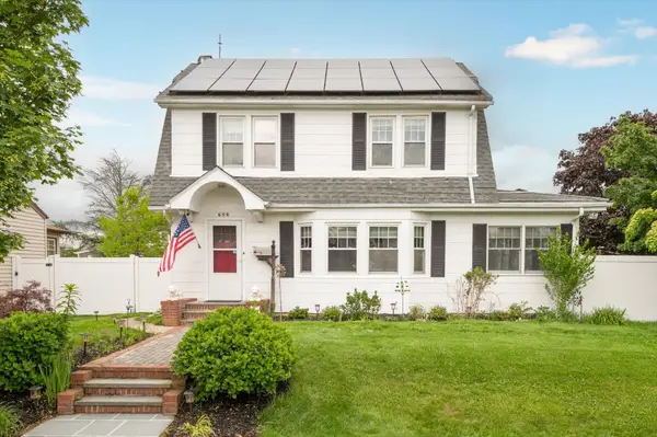 696 Madison Avenue, Lindenhurst, NY 11757