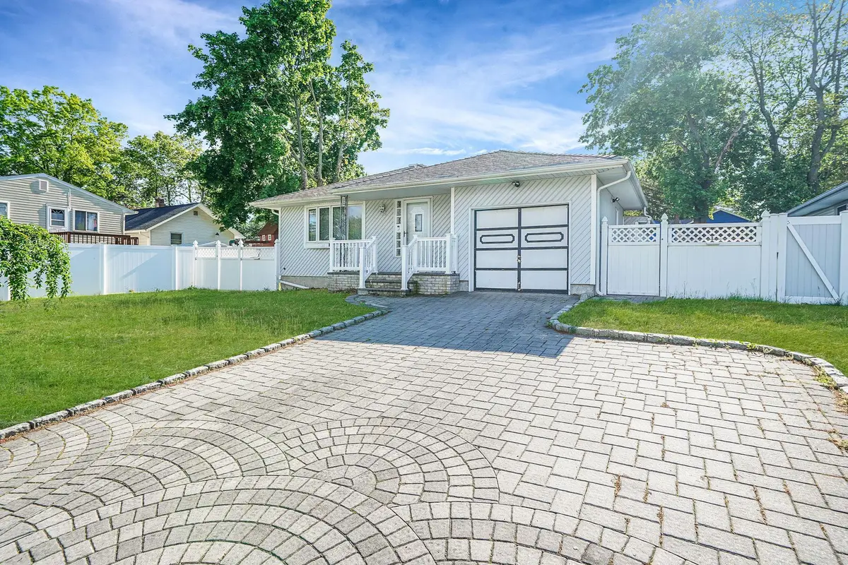 8 Adolphi Place, Ronkonkoma, NY 11779 - Image #1