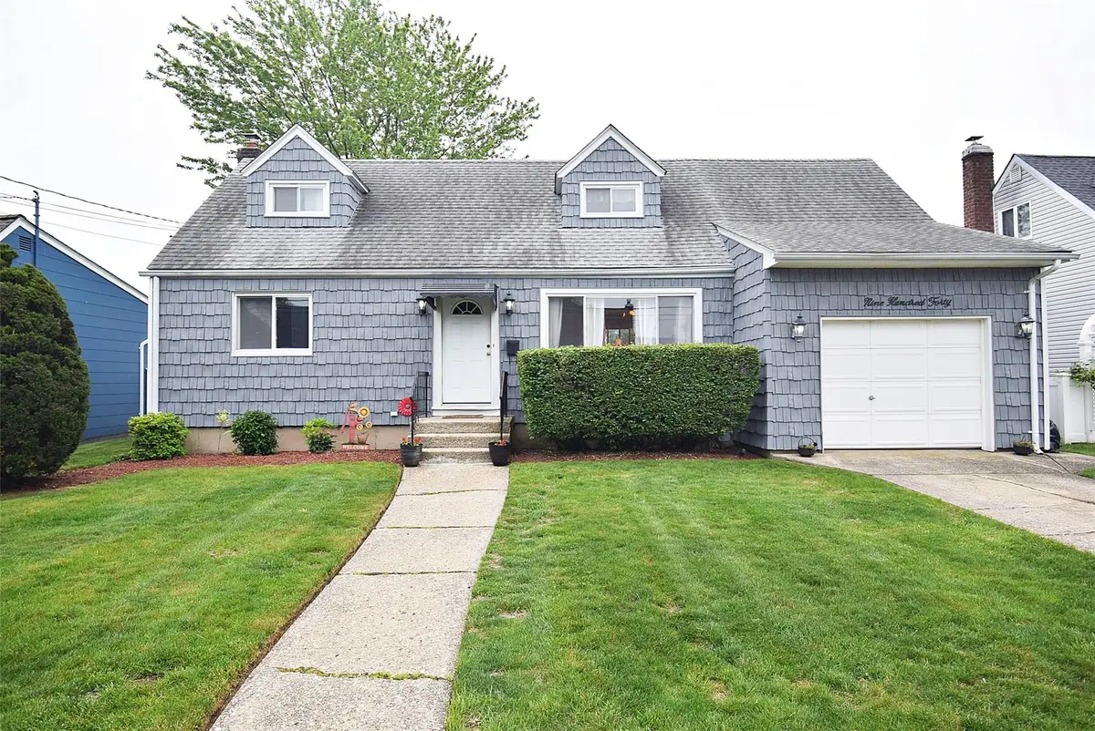 940 N Erie Avenue, Lindenhurst, NY 11757 - #1