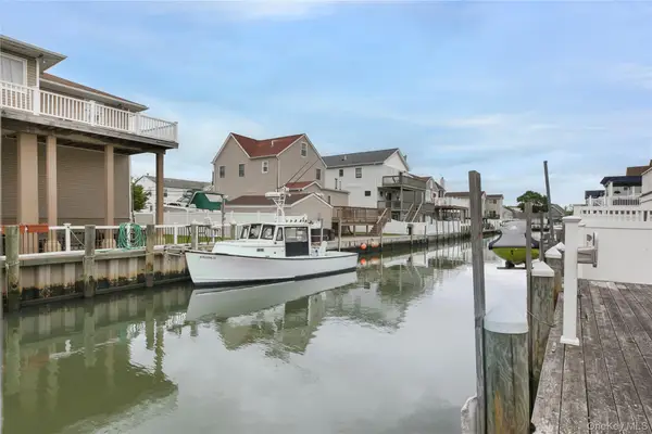 853 Arctic Street, Lindenhurst, NY 11757