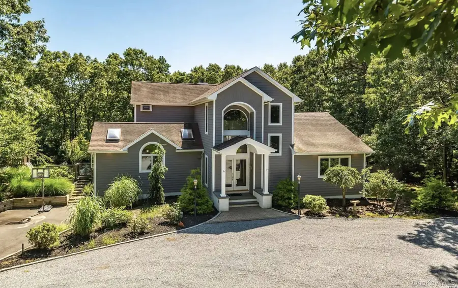 4 Douglas Court, Hampton Bays, NY 11946 - Image #2