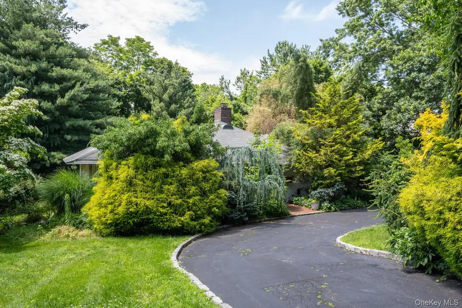 61 Locust Lane, Roslyn Heights, NY 11577 - Image #2
