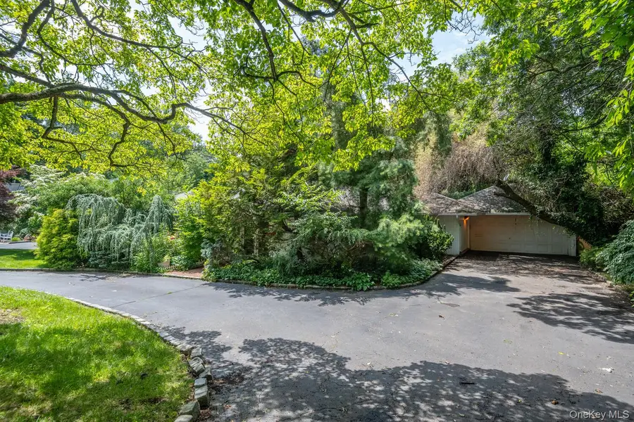 61 Locust Lane, Roslyn Heights, NY 11577 - Image #3