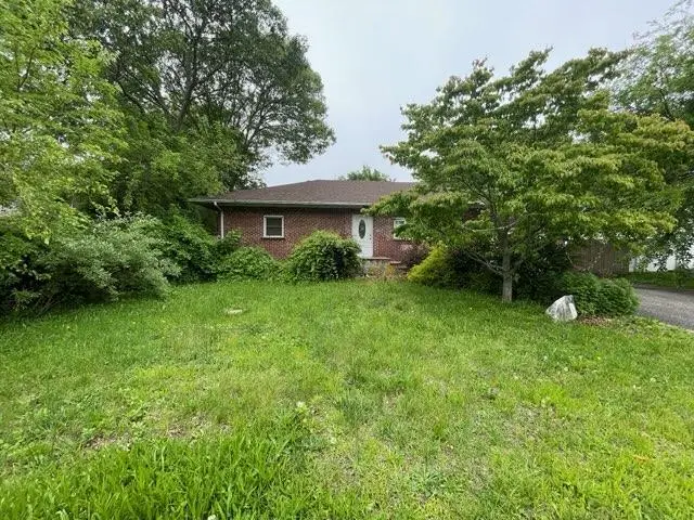 34 Raymond Court, Holbrook, NY 11741 - Image #2