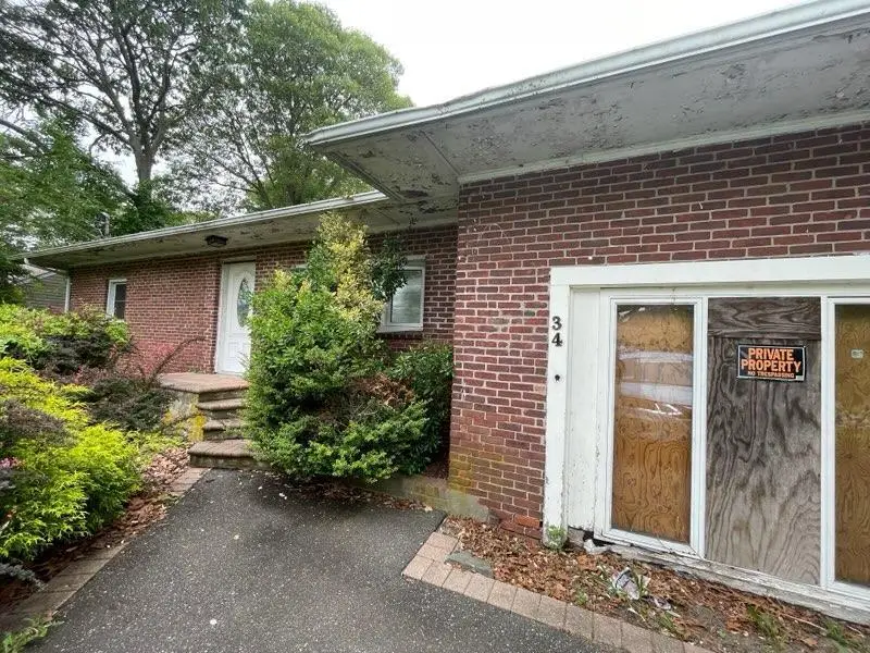 34 Raymond Court, Holbrook, NY 11741 - Image #3