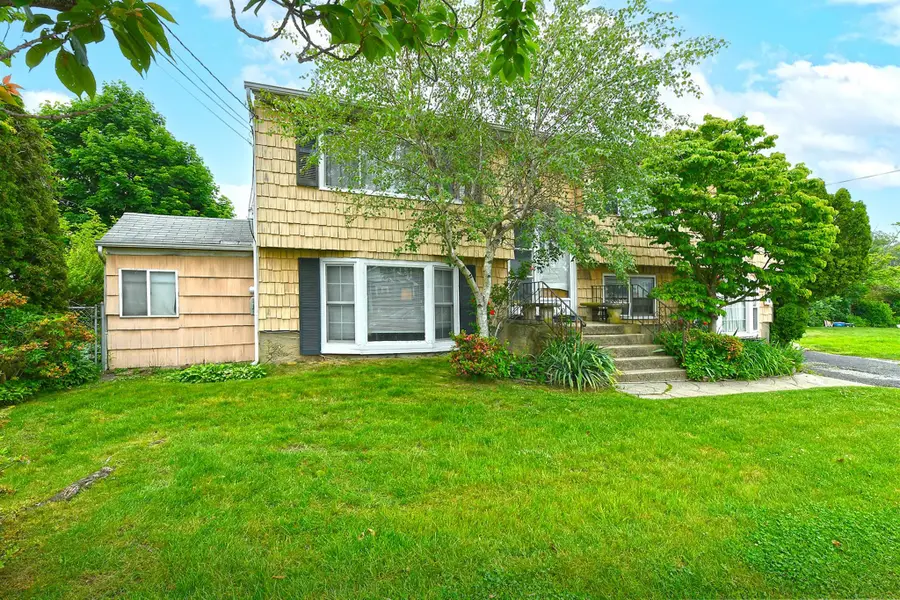 404 N Putnam Avenue, Lindenhurst, NY 11757 - Image #2