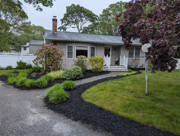 6 Westerly Court, Hampton Bays, NY 11946