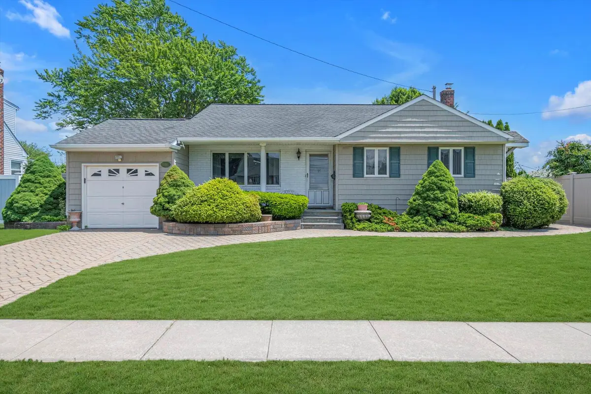 116 Intervale Avenue, Farmingdale, NY 11735 - Image #1