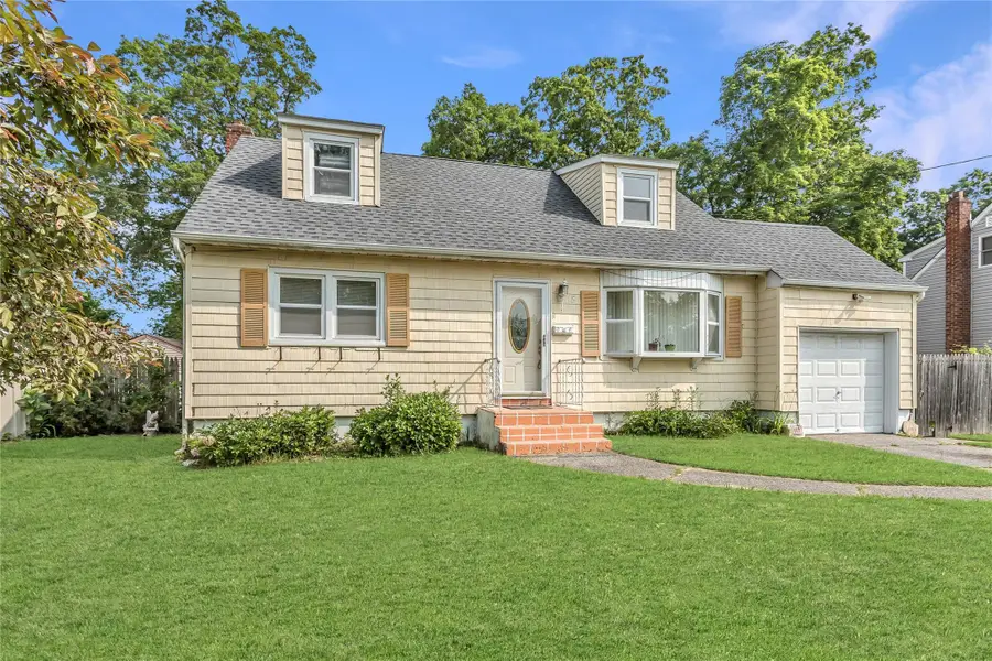 18 Hilliard Avenue, Central Islip, NY 11722 - Image #2