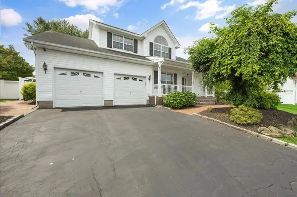 8 Tecumseh Court, Commack, NY 11725