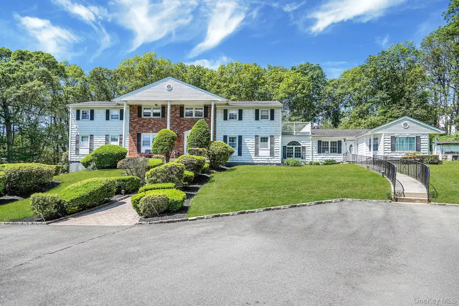 11 Country Squire Court, Dix Hills, NY 11746 - Image #2