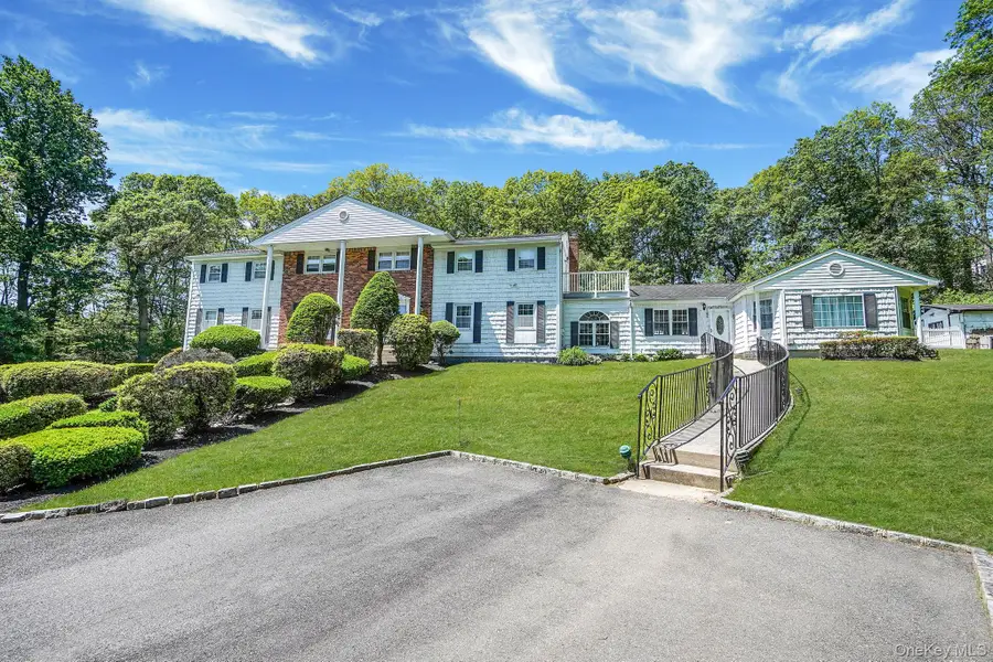 11 Country Squire Court, Dix Hills, NY 11746 - Image #3