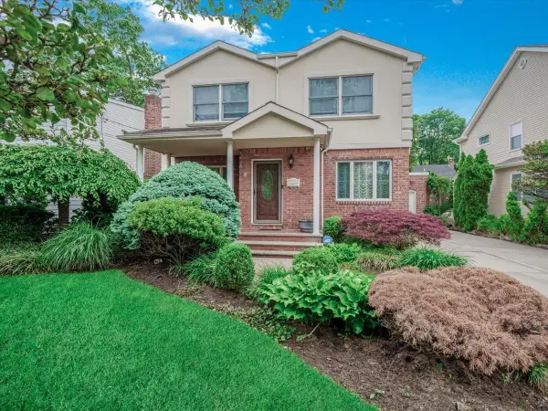 18 Ashland Avenue, New Hyde Park, NY 11040