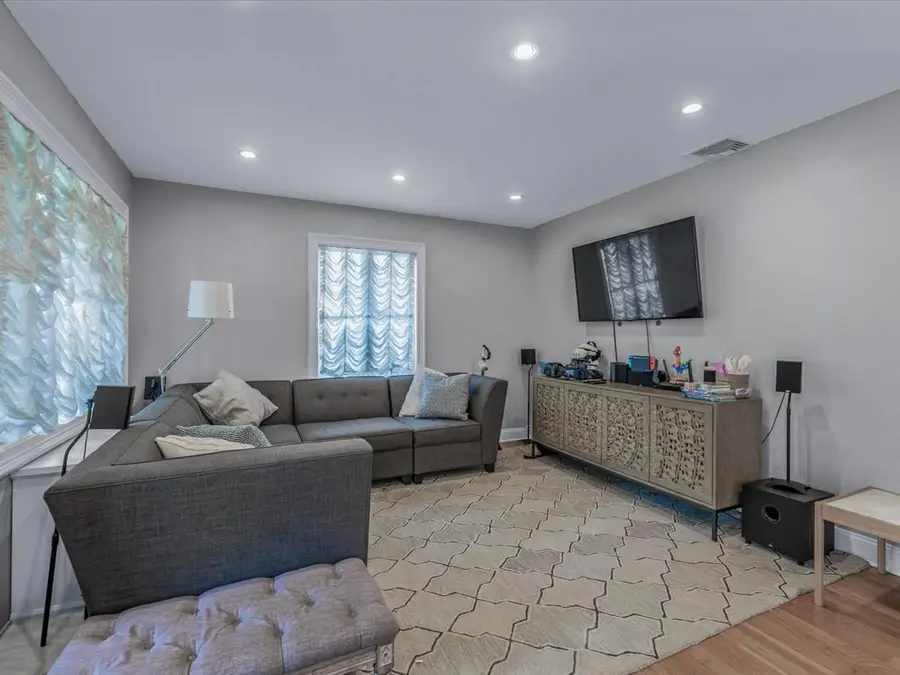 18 Ashland Avenue, New Hyde Park, NY 11040 - Image #2